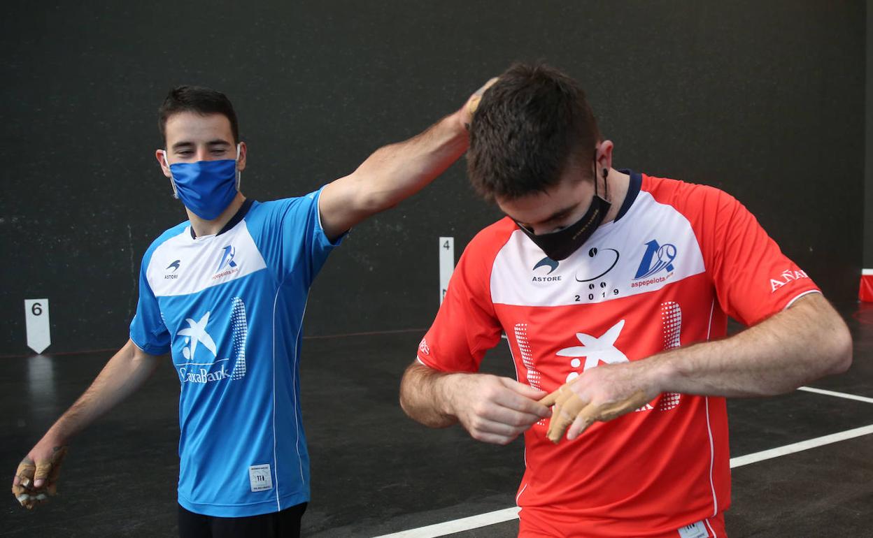 Darío le da una palmada cariñosa a Irribarria en la nuca, ayer tras la elección de material del Uranzu de Irun.