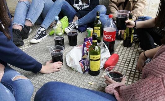 Jóvenes de botellón.