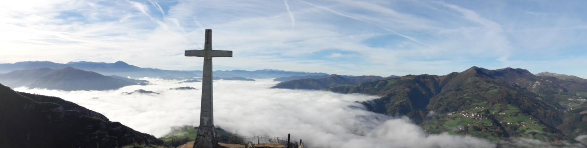 Niebla. Es habitual que una espesa nube blanca cubra Tolosa y se pueda disfrutar de esta estampa desde Uzturre. 