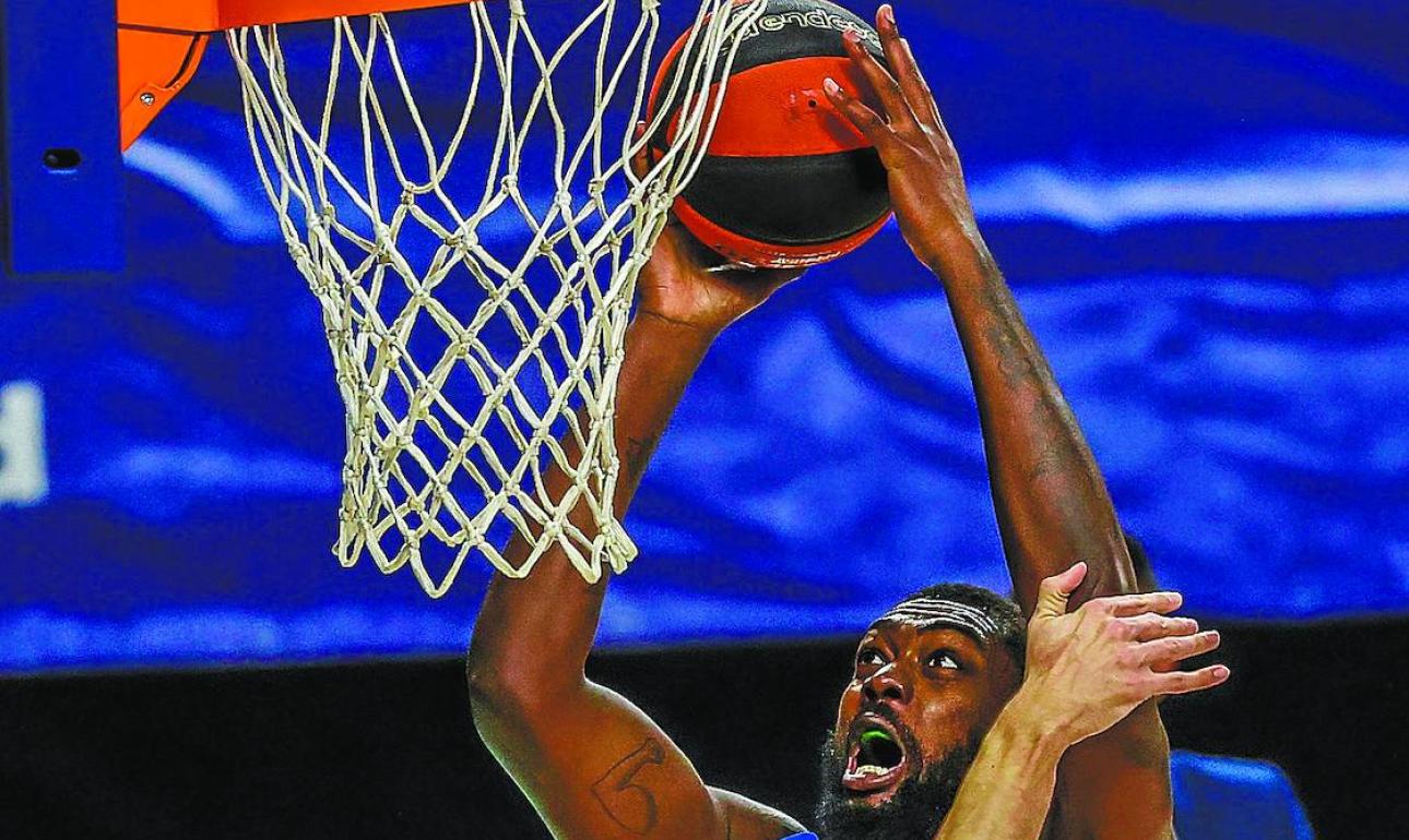 Potencia. Viny Okouo intenta anotar delante de Edgar Vicedo. 