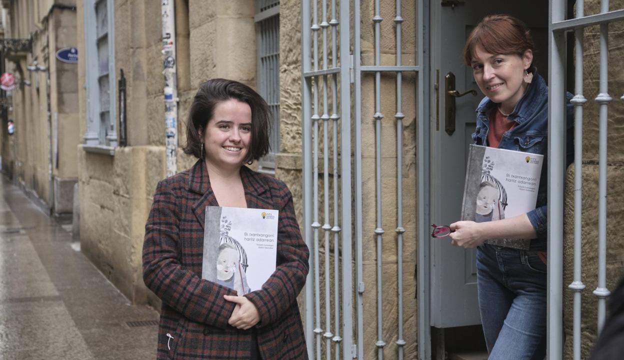 Malen Amenabar eta YolandaLarreategui, bien ekarpenekinosatu den albumaren aurkezpenean. 