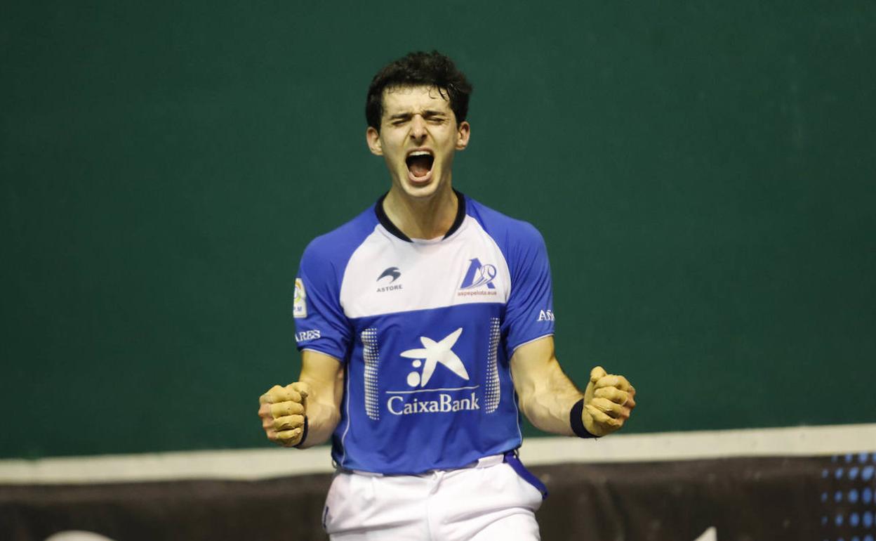 Altuna celebra la victoria conseguida esta tarde ante Ezkurdia en el Astelena.