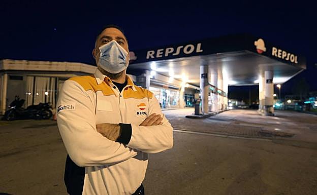 Germán Contreras, en la gasolinera de Behobia donde trabaja. 