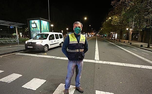 Óscar Sánchez, encargado del servicio nocturno de baldeo de agua, en el Boulevard de Donostia.