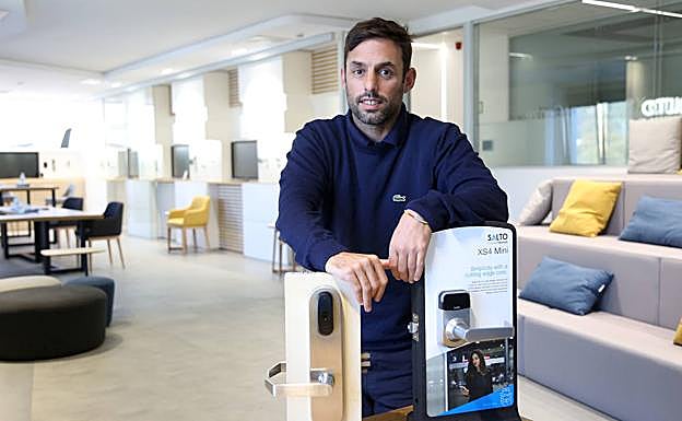 Aznar Sethna muestra uno de los modelos de cerradura que exporta Salto Systems a Estados Unidos. 