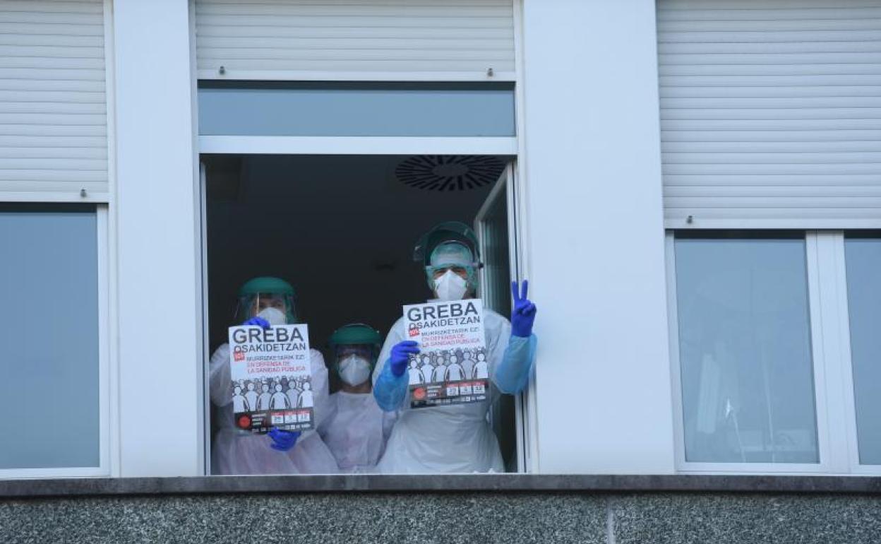 Tres trabajadores de Osakidetza durante la huelga del pasado día 5 convocada en los sindicatos en Gipuzkoa. 