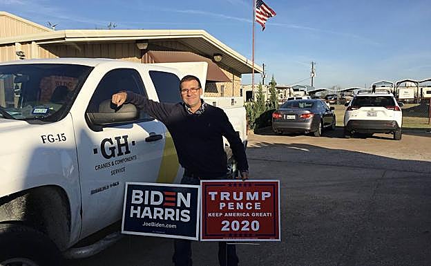 Robledo muestra carteles electorales en el exterior de la planta de GH. 