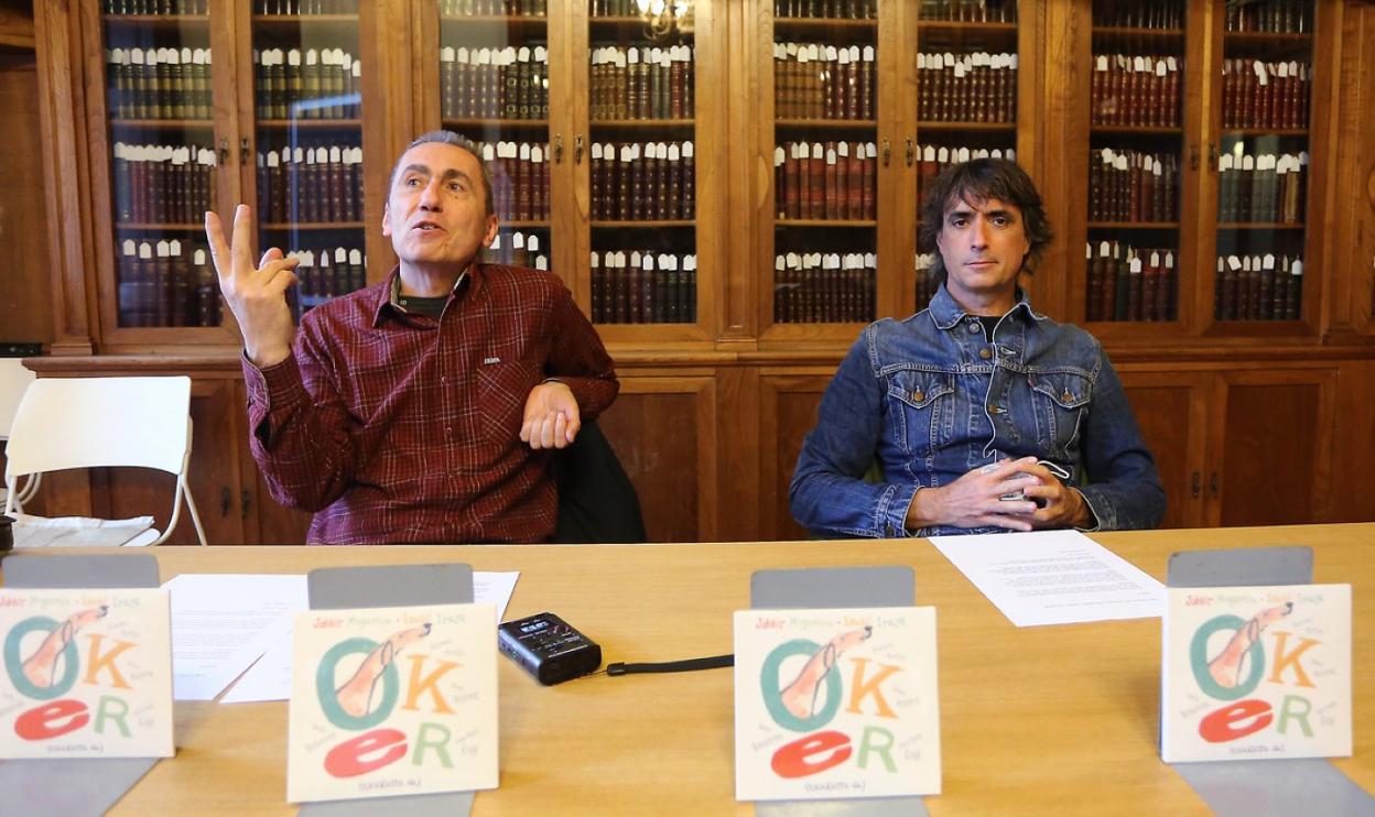 Jabier Muguruza eta Mikel Azpiroz, diskoaren aurkezpenean. 