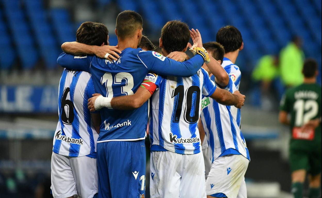 Los jugadores realistas se abrazan tras la consecución un gol.