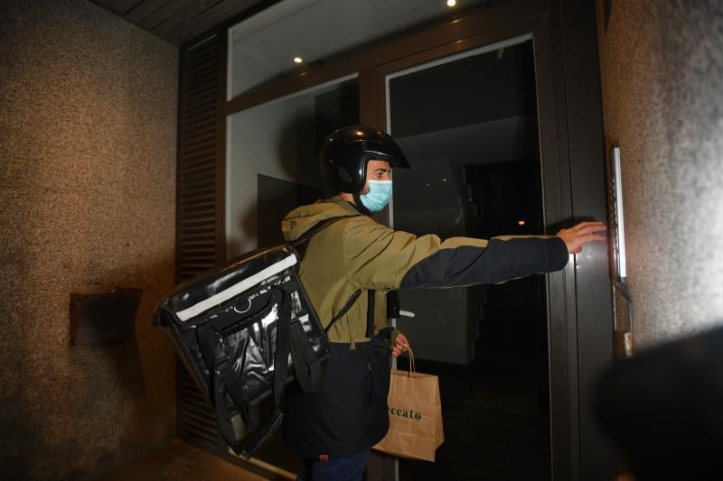Un repartidor de la pizzería Peccato, de Donostia, accede a un portal para entregar el pedido.
