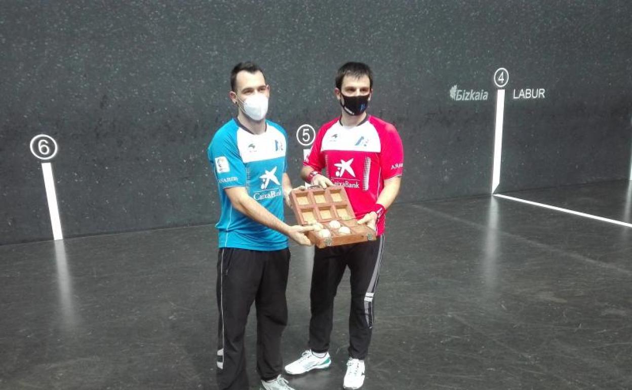 Jaka y Elezkano en la elección de material. 