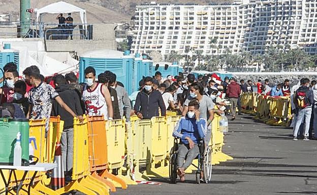 Marlaska viaja a Marruecos para buscar soluciones a la crisis migratoria