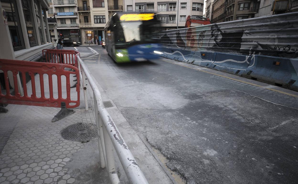 La calle Zubieta se reabrió ayer al tráfico, tras sellarse el socavón aparecido la víspera.