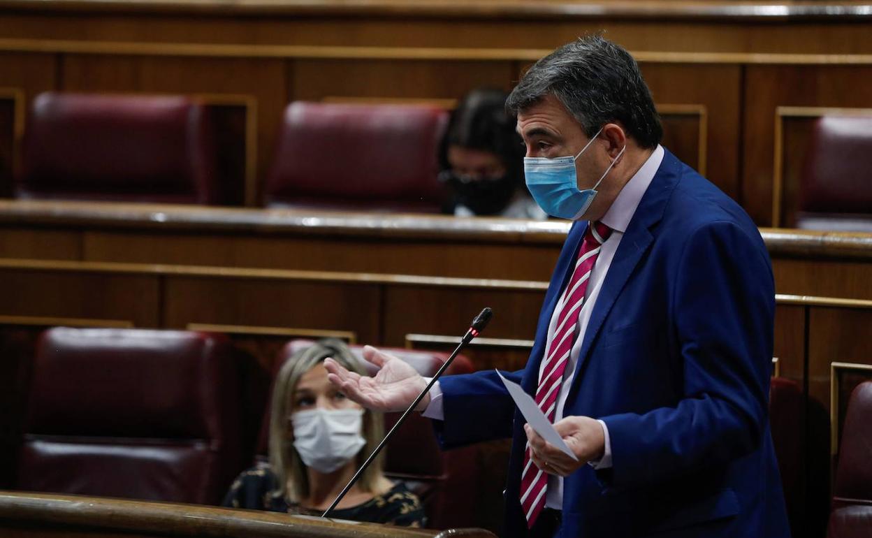 El portavoz del PNV, Aitor Esteban, durante su intervención en la sesión de control al Ejecutivo, el pasado miércoles en el Congreso. 