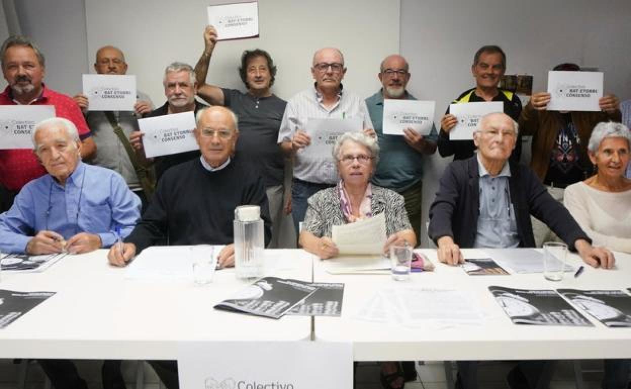 Los promotores del colectivo Bat Etorri-Consenso durante su presentación 