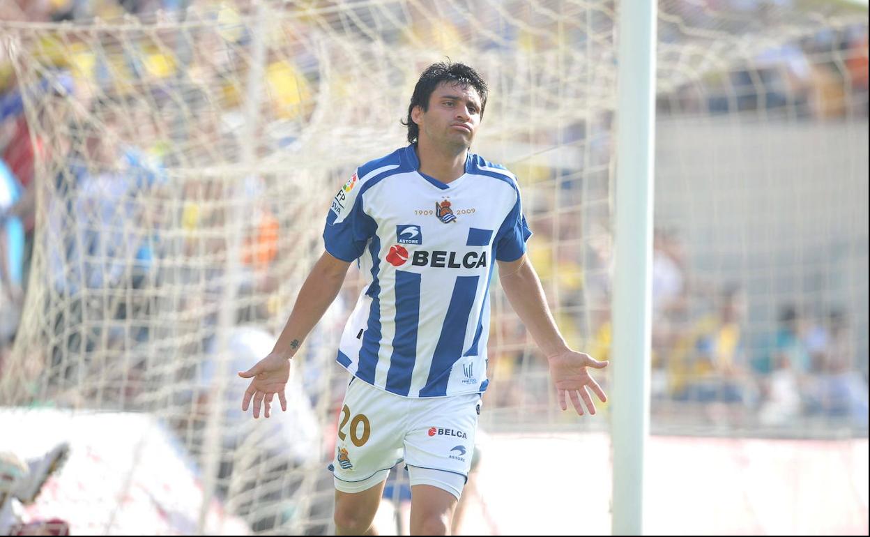 Bueno celebra uno de sus tres goles en Cádiz en 2010.