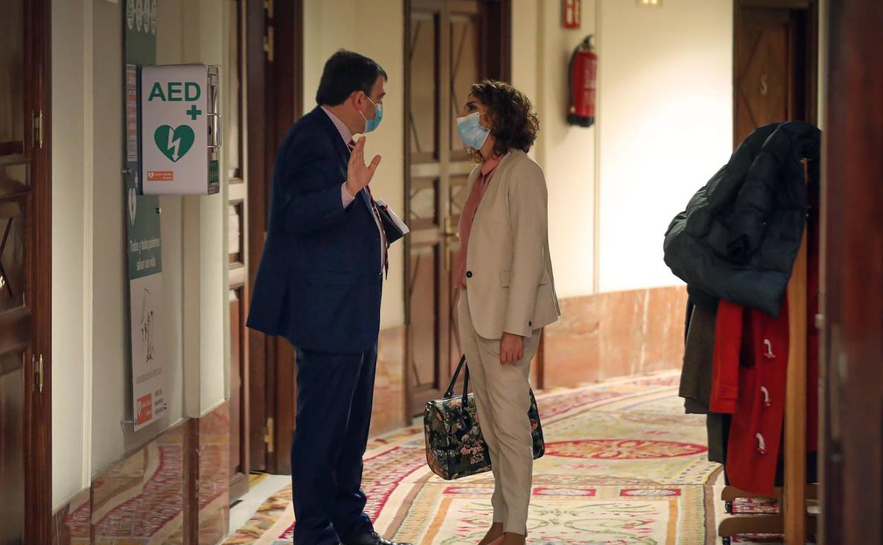 El portavoz del PNV, Aitor Esteban, conversa en el pasillo del Congreso con la ministra de Hacienda, María Jesús Montero.
