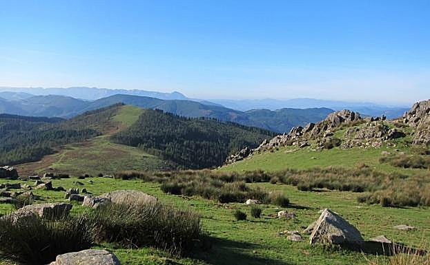 Magníficas vistas con Larrunarri y la sierra de Aizkorri. 