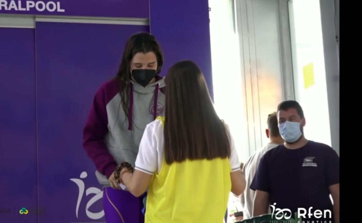 Maider Redin recoge su medalla en el Campeonato de España que se celebra en Castellón. 