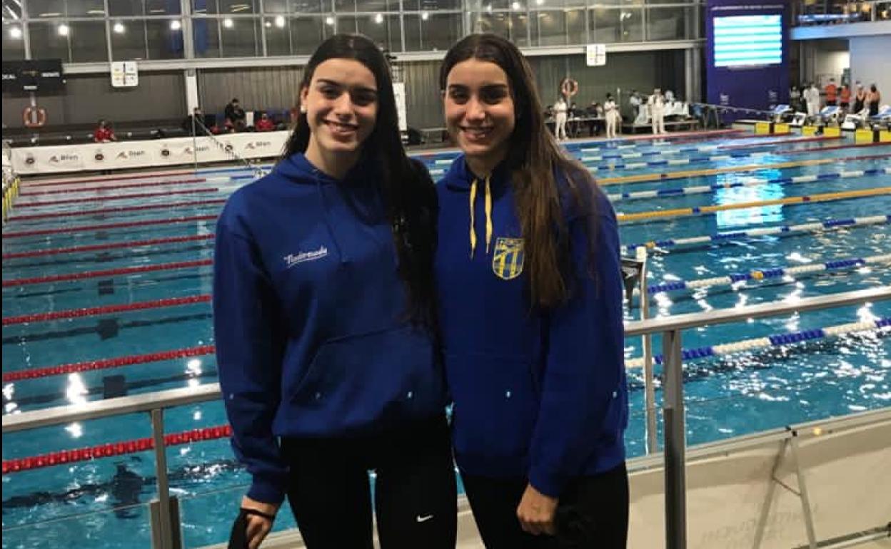 Ainhoa y Leire Martín en la piscina donde se ha celebrado el Campeonato de Invierno de piscina corta. 