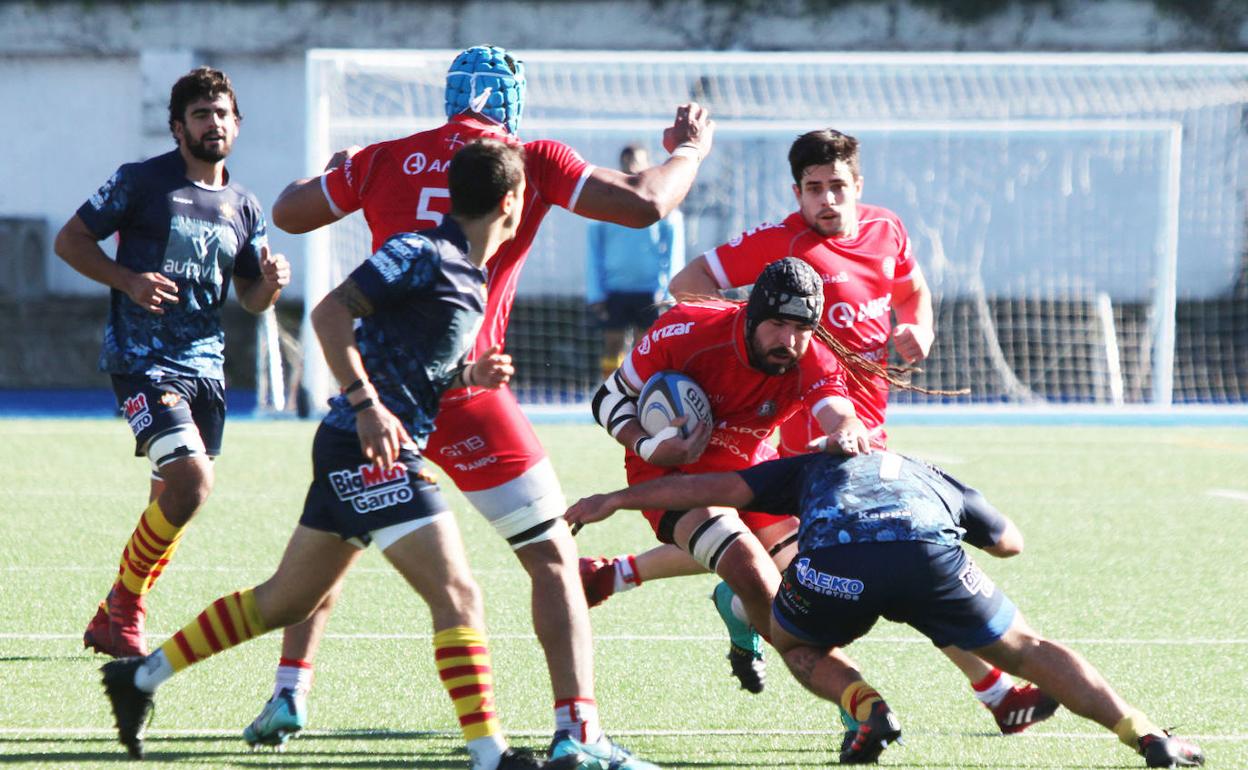 El jugador del Ampo Ordizia Asier Álvarez de Eulate, a punto de ser placado por el pillier de la Santboiana, López.