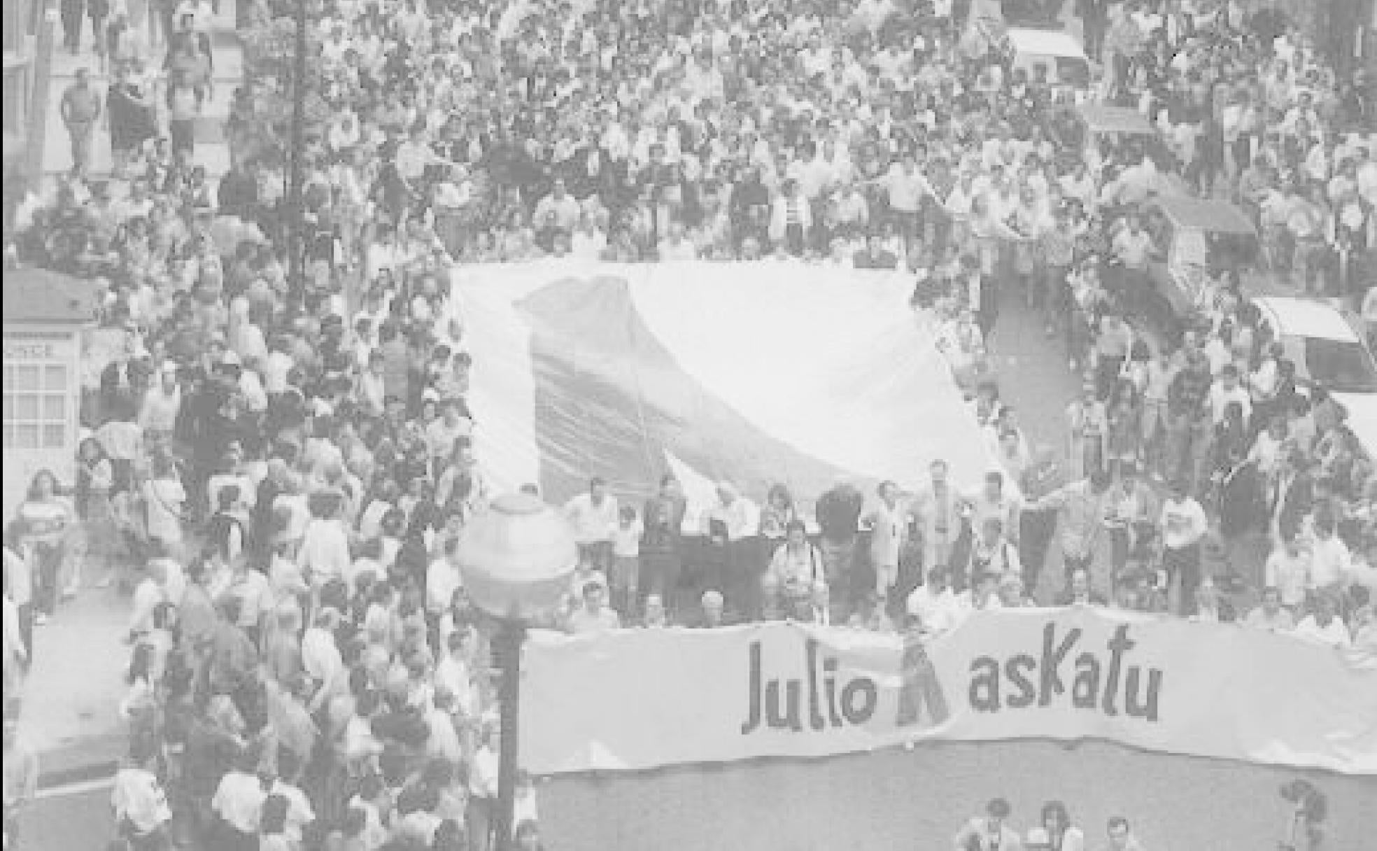 Manifestación del 11 de septiembre de 1993, bajo el lema 'Julio askatu', a su paso por la calle Urbieta en dirección a Anoeta.