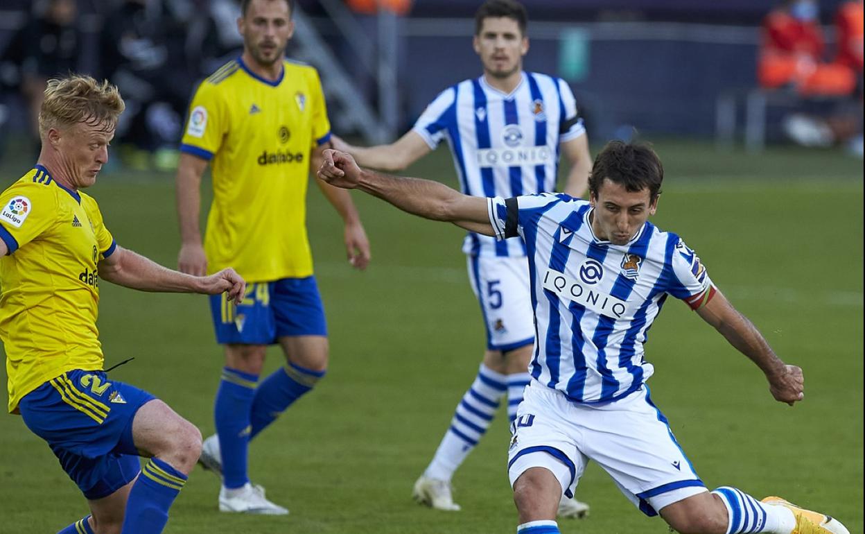 Mikel Oyarzabal dispara ante la oposición de Joensson. 