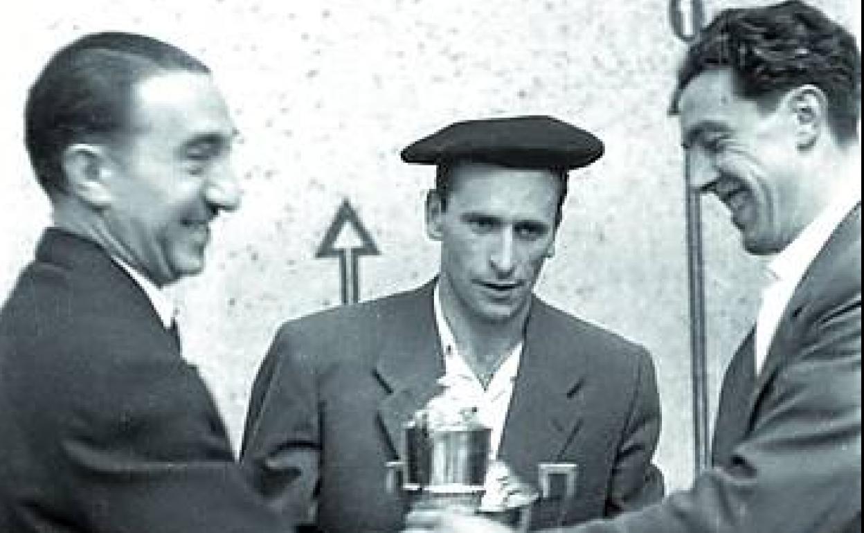 Joxe Arriaran, con la txapela, y Miguel Soroa, tras la final de 1955.