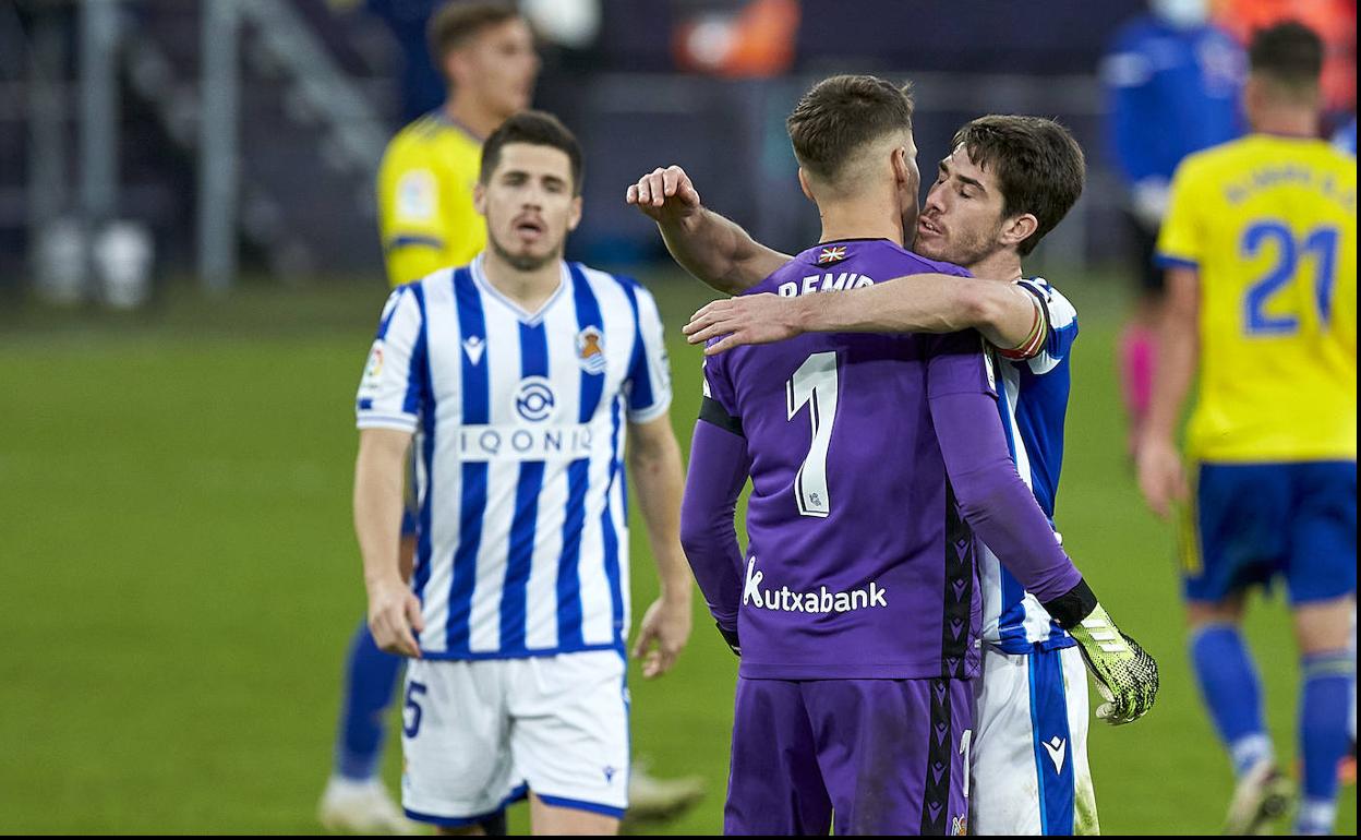 Aritz abraza a Remiro al final del partido mientras Zubeldia se acerca para sumarse a la celebración. 