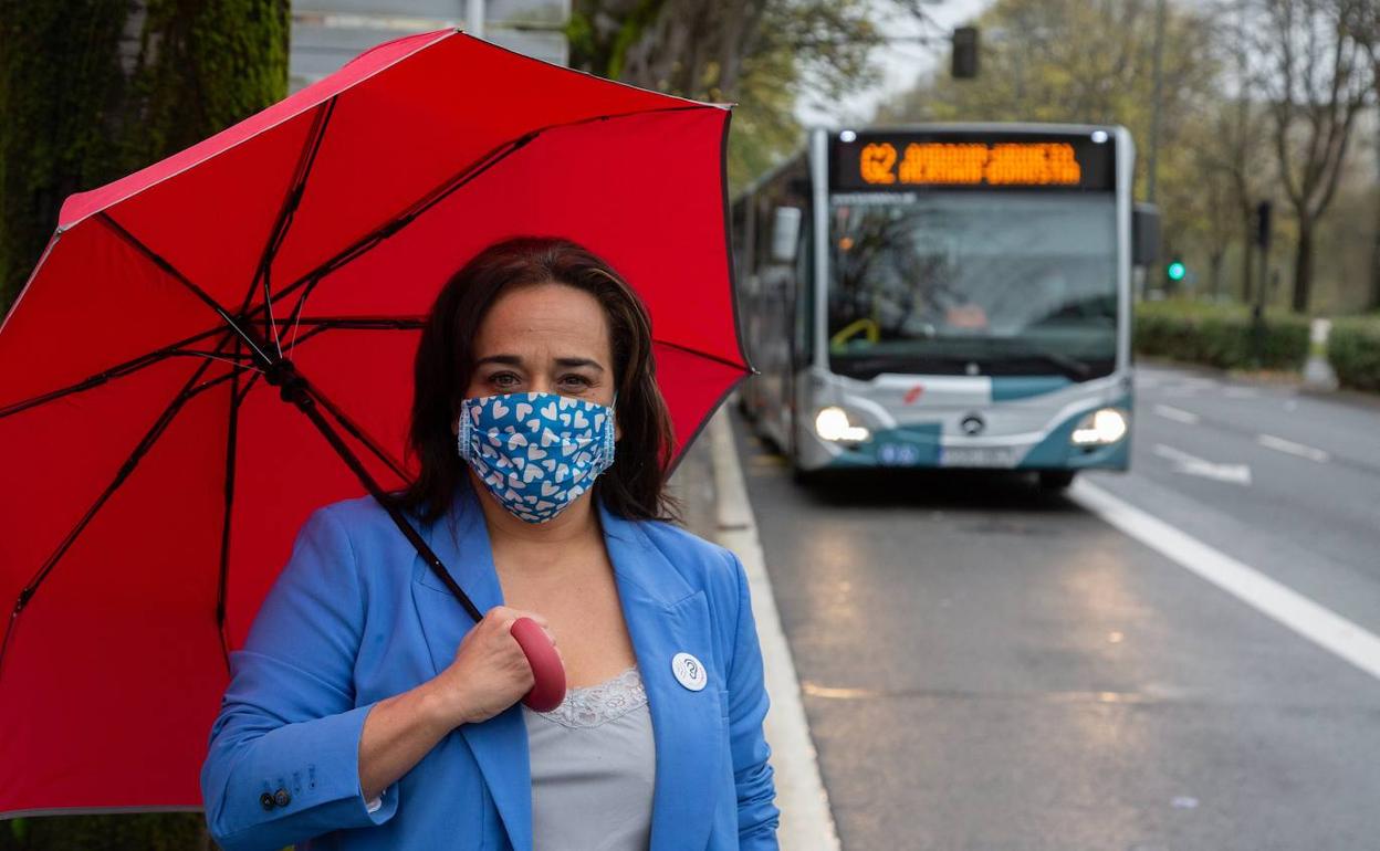 Rafaela Romero, junto a una parada de Lurraldebus en San Sebastián. La diputada defiende que el transporte público de Gipuzkoa es un entorno seguro ante el coronavirus. 