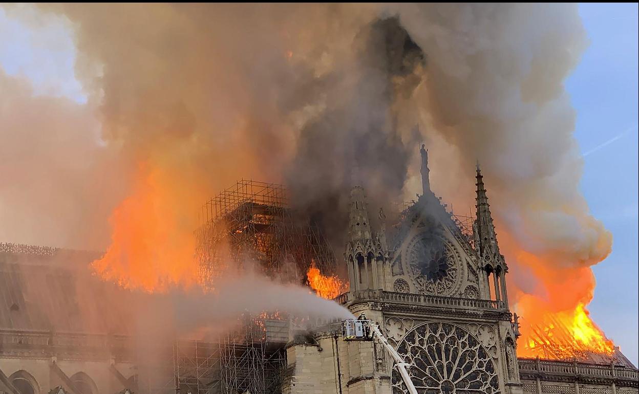 Imagen de archivo del incendio en la catedral de Notre-Dame.