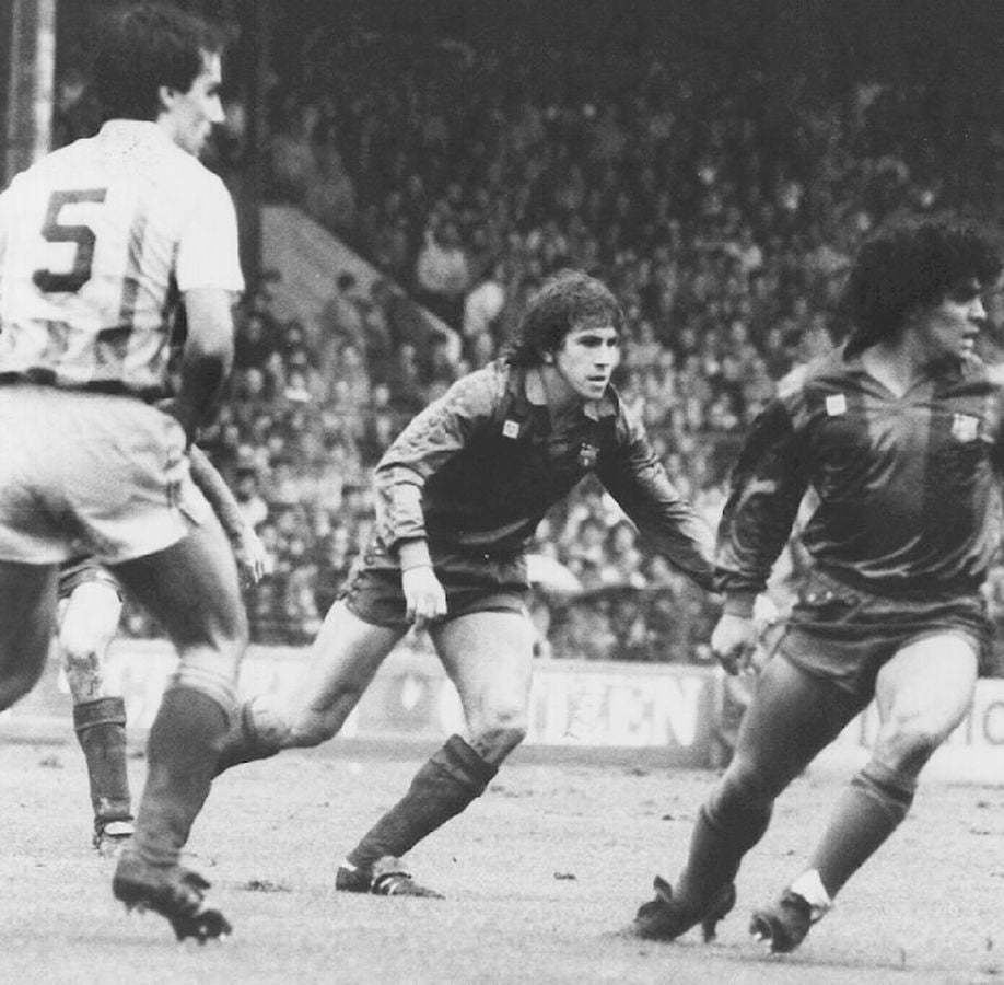 Diego, Víctor Muñoz y Maradona en un encuentro disputado en Atotxa entre la Real y el Barcelona.