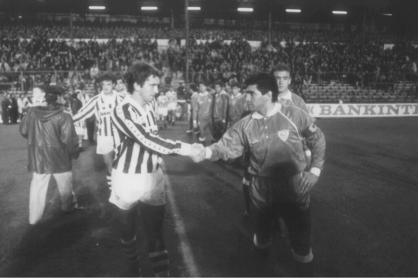 Andoni Imaz y Maradona se estrechan la mano en Atotxa en los prolegomenos de un partido entre la Real y el Sevilla.