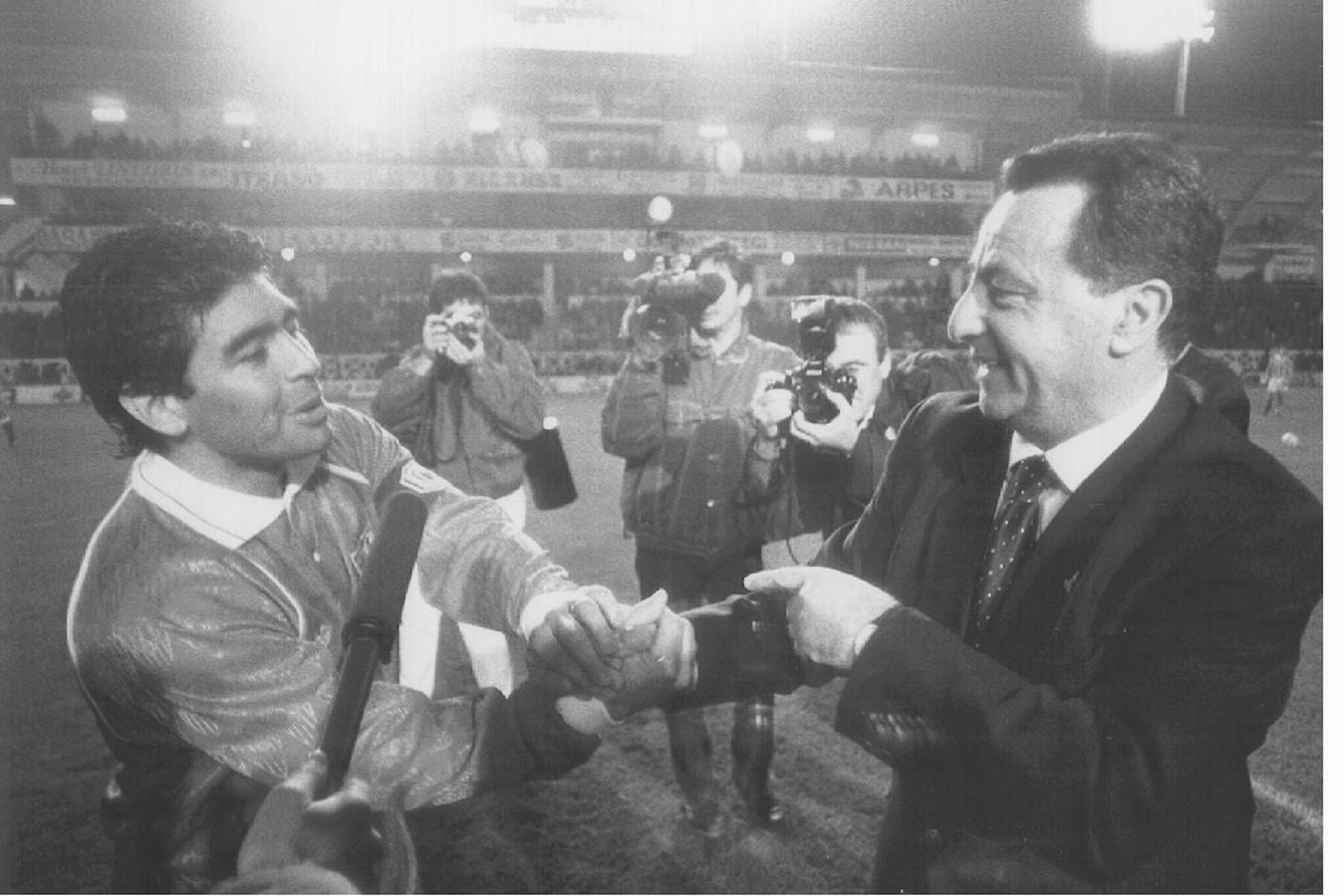 Maradona y el expresidente de la Real Iñaki Alkiza se estrechan la mano en un partido en Atotxa.