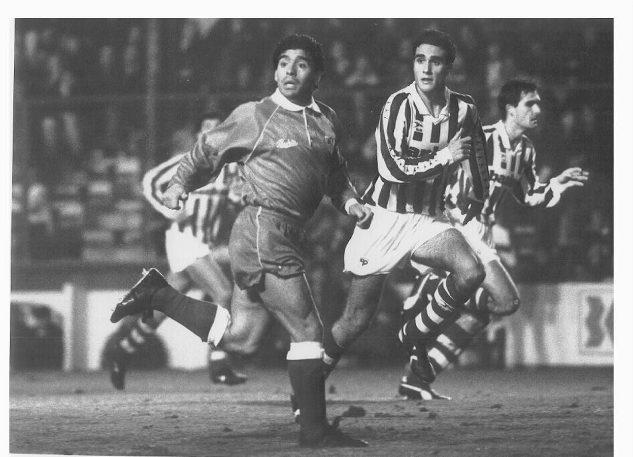 maradona y Pikabea corren en busca del balón.