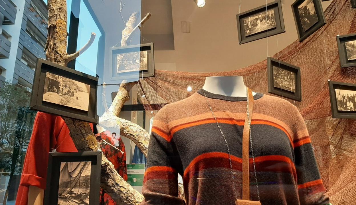 El escaparate de la tienda de moda Amua, donde se muestran fotografías antiguas de las rederas de Pasai Donibane. 