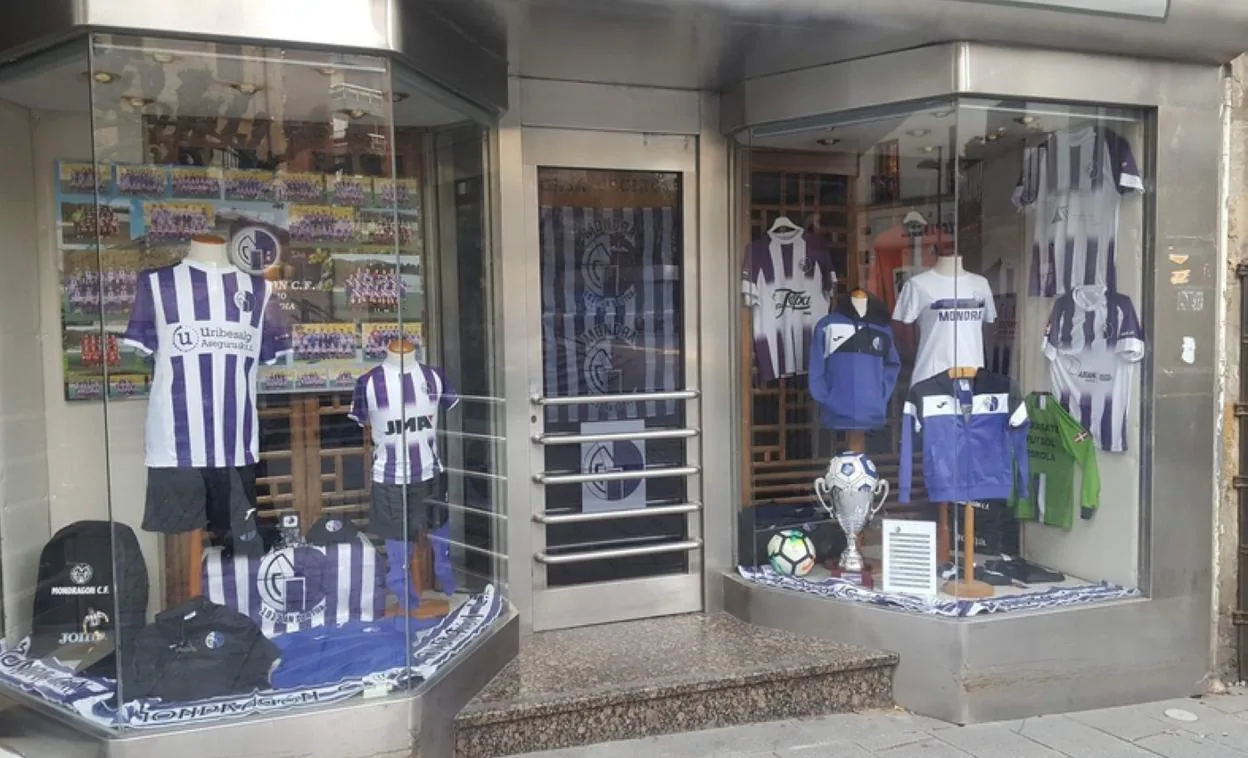 Las prendas del club local de fútbol se exhiben en el escaparate. 