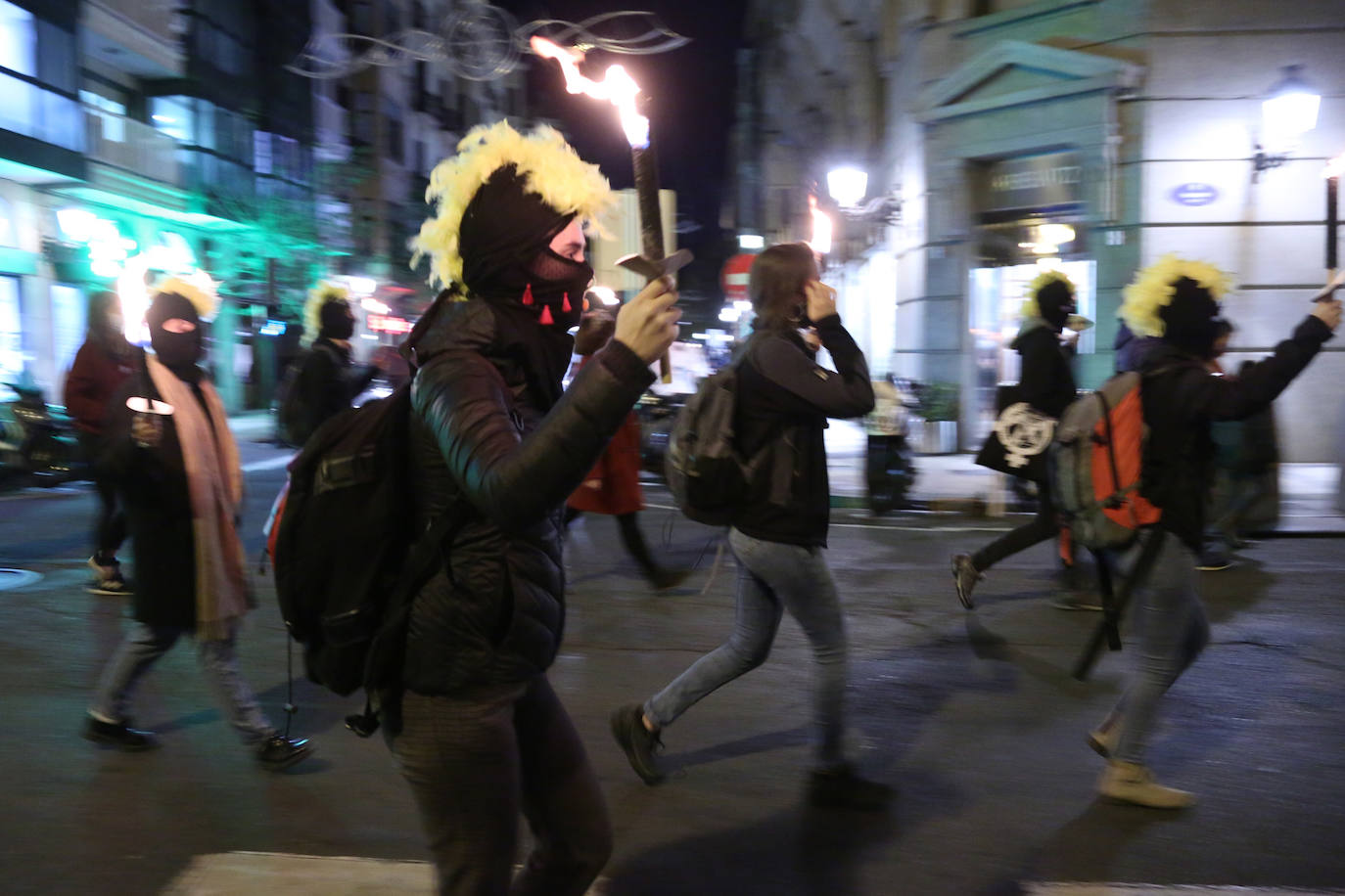 Decenas de personas han participado este miércoles por la tarde en San Sebastián en una manifestación en en rechazo a la violencia que se ejerce contra las mujeres.