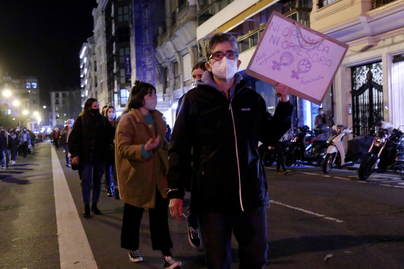 Decenas de personas han participado este miércoles por la tarde en San Sebastián en una manifestación en en rechazo a la violencia que se ejerce contra las mujeres.