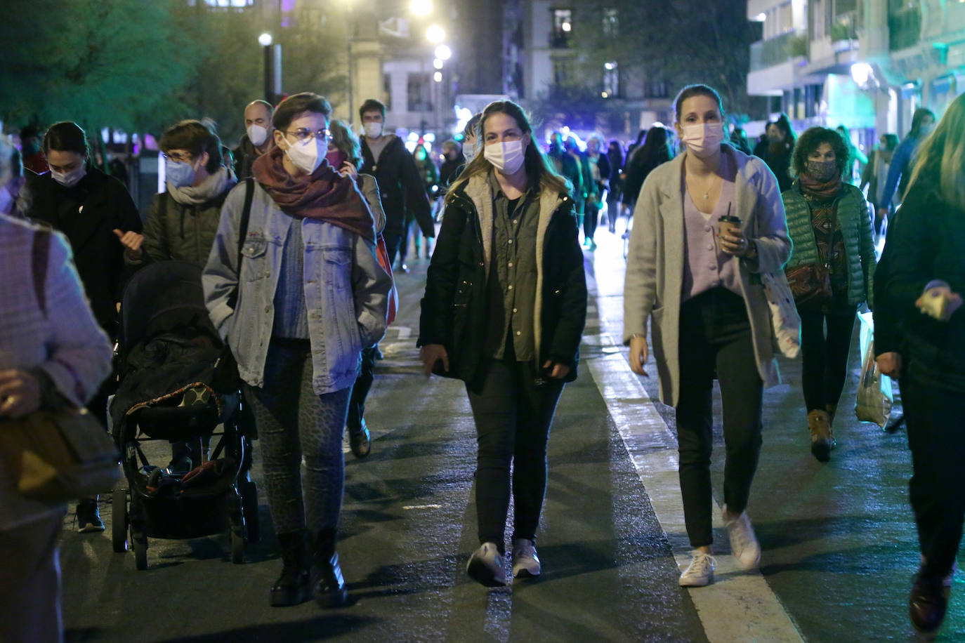 Decenas de personas han participado este miércoles por la tarde en San Sebastián en una manifestación en en rechazo a la violencia que se ejerce contra las mujeres.