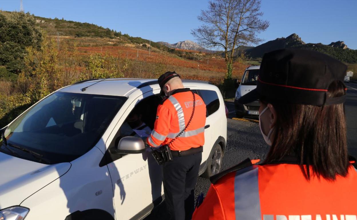 Dos ertzainas en un control.