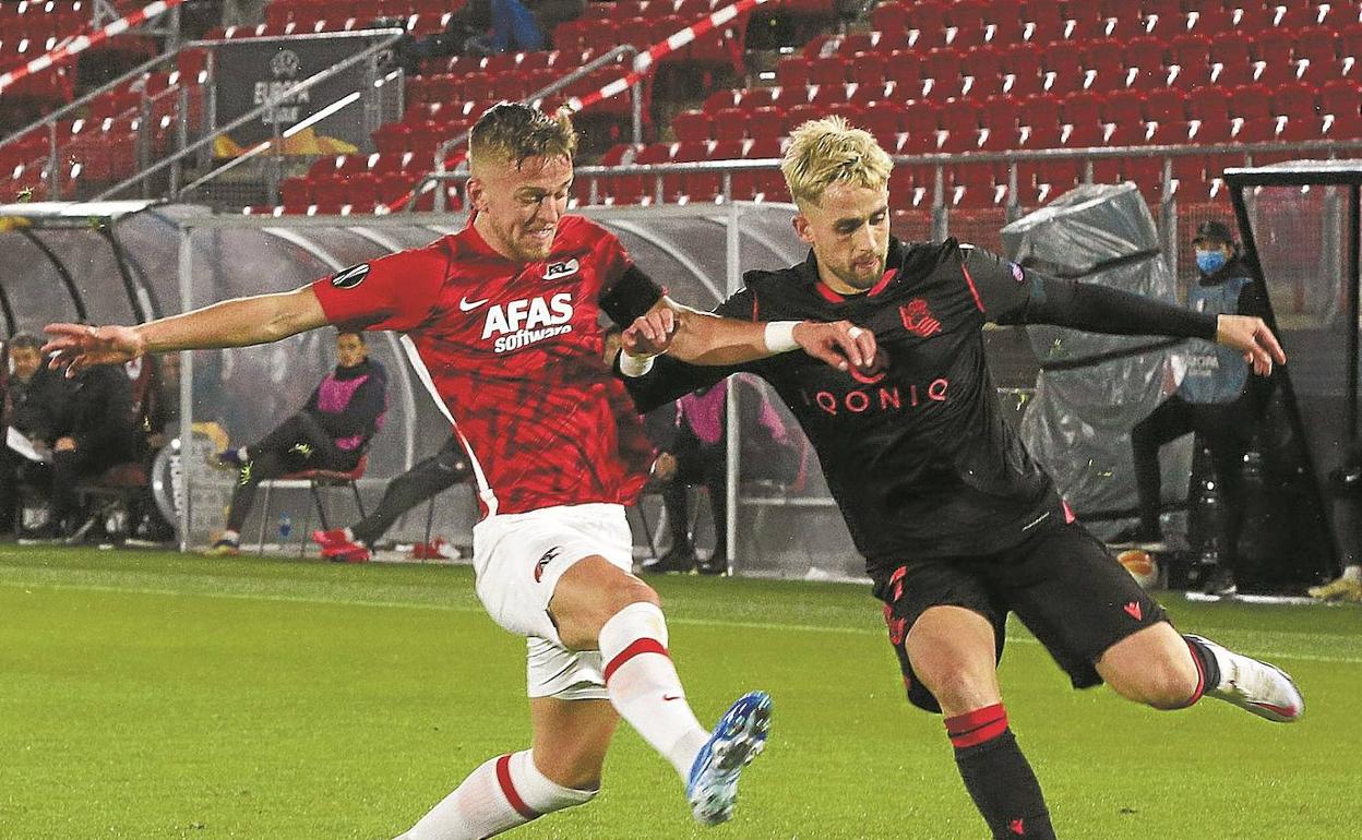 Januzaj hace un recorte en el centro del campo, constantemente perseguido y agobiado por jugadores del AZ. 