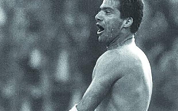 Carlos Xavier celebra su histórico tanto al Madrid.