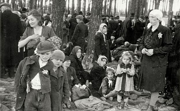 Imagen principal - Arriba, judíos húngaros, a su llegada a Birkenau en el verano de 1944. Foto: Yad Vasehm | Abajoizquerida, vista aérea de las instalaciones de exterminio. US National Archive | Abajo derecha, foto clandestina de los internos. Foto: Auschwitz Birkenau State Museum