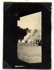 Imagen secundaria 2 - Arriba, judíos húngaros, a su llegada a Birkenau en el verano de 1944. Foto: Yad Vasehm | Abajoizquerida, vista aérea de las instalaciones de exterminio. US National Archive | Abajo derecha, foto clandestina de los internos. Foto: Auschwitz Birkenau State Museum