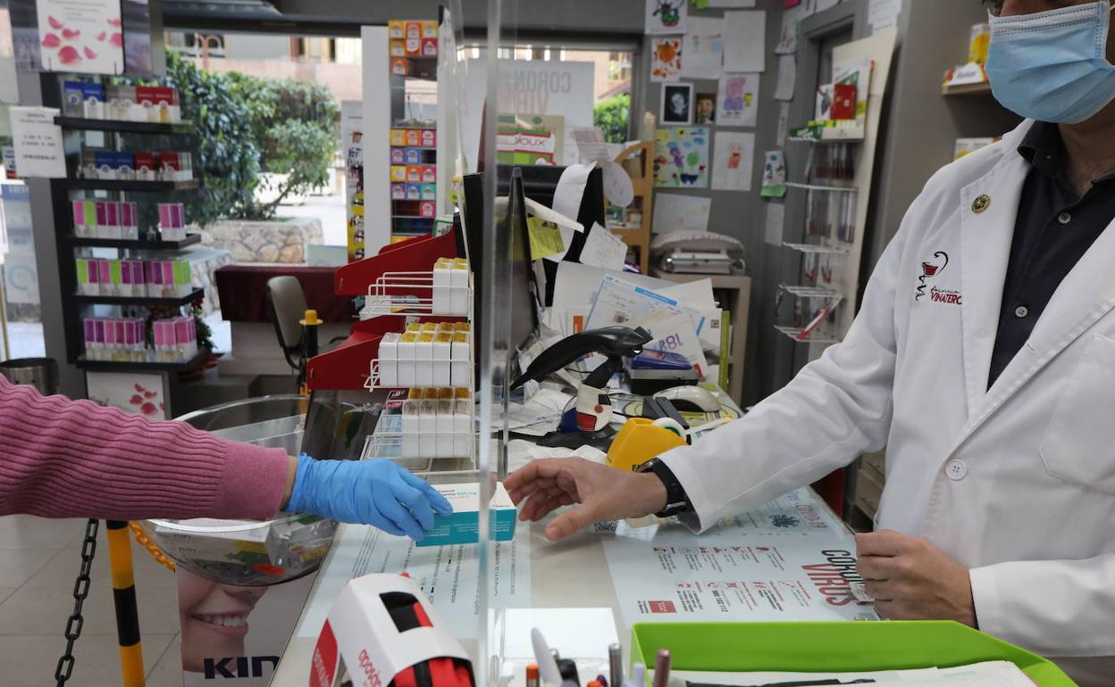 Farmacéutico realizando una dispensación durante la primera ola de Covid. 