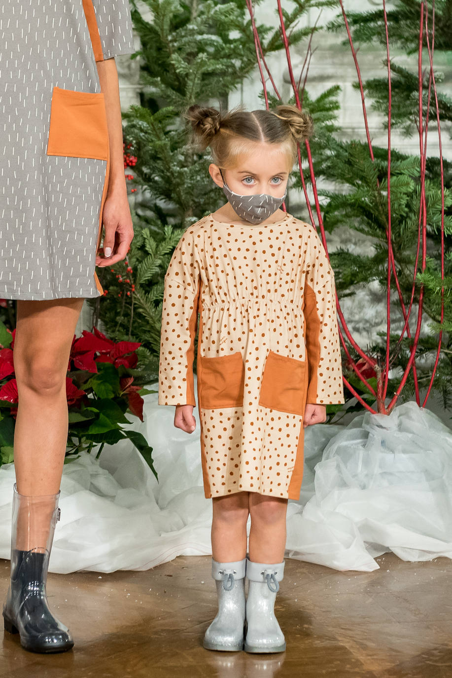 Akukuna presentó un formato de colección innovador basado en el 'do it yourself y Ekomodo, por su parte, unas creaciones basadas en la optimización en la gestión de los residuos. Maider Alzaga y su búsqueda de la comodidad, la marca sostenible Luhei, y las líneas puras de Ane San José demostraron que se puede rebosar estilo a la vez que cuidar del planeta