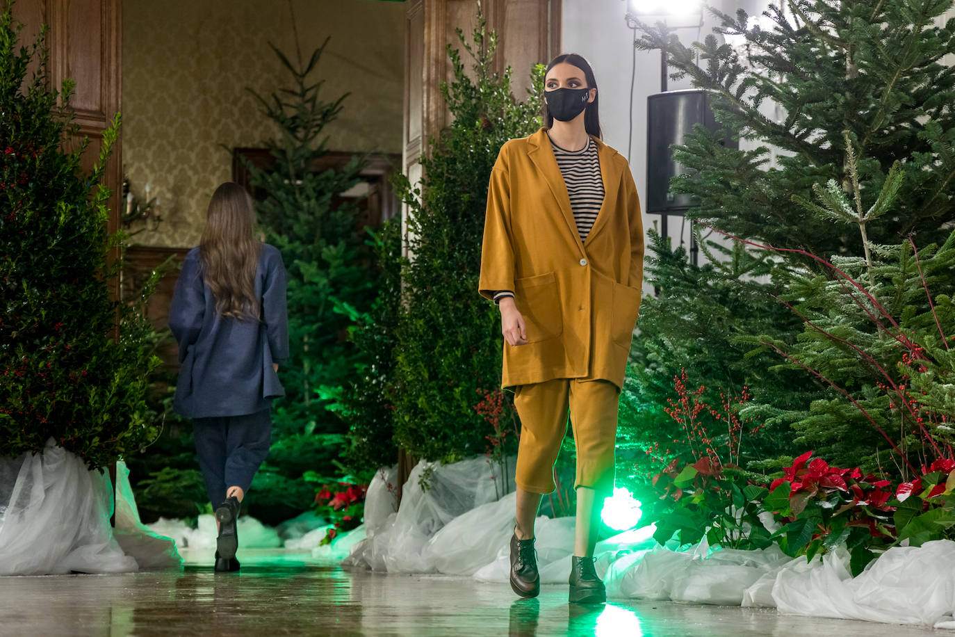 Akukuna presentó un formato de colección innovador basado en el 'do it yourself y Ekomodo, por su parte, unas creaciones basadas en la optimización en la gestión de los residuos. Maider Alzaga y su búsqueda de la comodidad, la marca sostenible Luhei, y las líneas puras de Ane San José demostraron que se puede rebosar estilo a la vez que cuidar del planeta