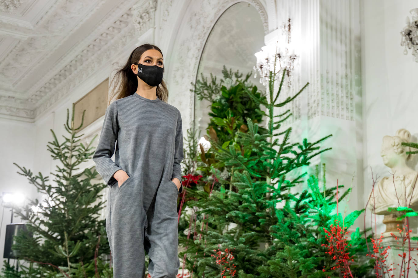 Akukuna presentó un formato de colección innovador basado en el 'do it yourself y Ekomodo, por su parte, unas creaciones basadas en la optimización en la gestión de los residuos. Maider Alzaga y su búsqueda de la comodidad, la marca sostenible Luhei, y las líneas puras de Ane San José demostraron que se puede rebosar estilo a la vez que cuidar del planeta