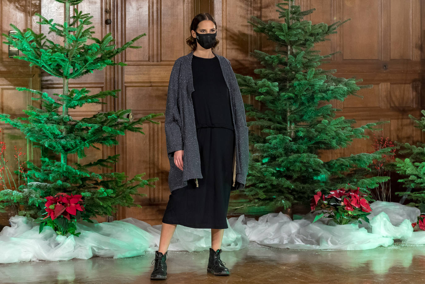 Akukuna presentó un formato de colección innovador basado en el 'do it yourself y Ekomodo, por su parte, unas creaciones basadas en la optimización en la gestión de los residuos. Maider Alzaga y su búsqueda de la comodidad, la marca sostenible Luhei, y las líneas puras de Ane San José demostraron que se puede rebosar estilo a la vez que cuidar del planeta